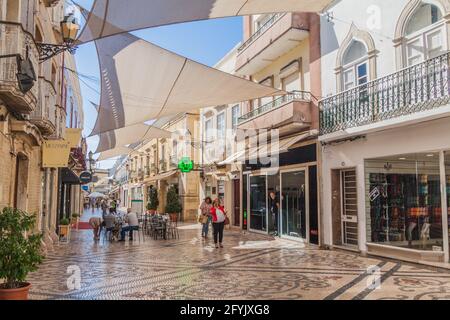 FARO, PORTUGAL - 5. OKTOBER 2017: Blick auf eine Straße im Zentrum von Faro, Portugal. Stockfoto