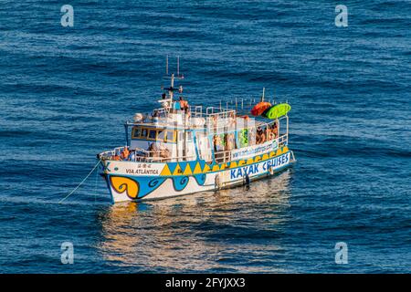 LAGOS, PORTUGAL - 7. OKTOBER 2017: Tour-Boot Via Atlantica des aktuellen Bootstouren-Unternehmens in der Nähe von Lagos, Portugal. Stockfoto