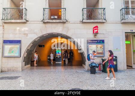 LISSABON, PORTUGAL - 8. OKTOBER 2017: Eingang der U-Bahnstation Baixa-Chiado in Lissabon, Portugal Stockfoto