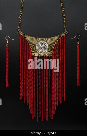 Set von Halsketten und Ohrringen mit Ketten und Diamanten isoliert Auf Schwarz Stockfoto