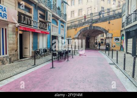 LISSABON, PORTUGAL - 8. OKTOBER 2017: Pink Street Rua Nova do Carvalho in Lissabon, Portugal Stockfoto