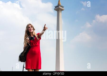 Frau fotografieren beim Sightseeing am National Monument in Jakarta, Indonesien Stockfoto