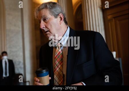 Washington, USA. Mai 2021. Senator John Kennedy (R-LA) am Freitag, den 28. Mai, im US-Kapitol in Washington, DC, 2021. Nach einer späten Nacht im Senat, in der republikanische Senatoren gegen Teile eines überparteilichen Gesetzes zur chinesischen Politik einwandten, verwendeten die Republikaner den Filibuster, um ein Gesetz der Unabhängigen Kommission vom 6. Januar abzulehnen. (Graeme Sloan/Sipa USA) Quelle: SIPA USA/Alamy Live News Stockfoto