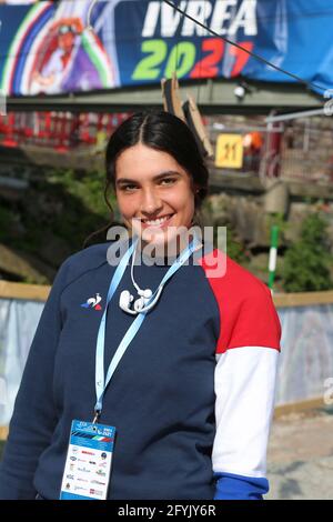 Angele UMARMUNG von Frankreich bereitet sich auf den Wettbewerb im Halbfinale Der ECA Kanuslalom C1 Europameisterschaften auf der Dora Baltea River am 9. Mai 2021 Stockfoto