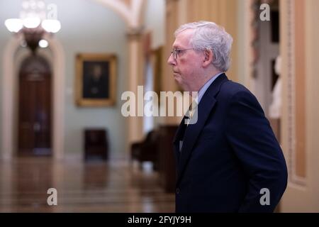 Washington, USA. Mai 2021. Senator Mitch McConnell (R-KY), der Minderheitsführer des Senats, im US-Kapitol in Washington, DC, am Freitag, den 28. Mai, 2021. Nach einer späten Nacht im Senat, in der republikanische Senatoren gegen Teile eines überparteilichen Gesetzes zur chinesischen Politik einwandten, verwendeten die Republikaner den Filibuster, um ein Gesetz der Unabhängigen Kommission vom 6. Januar abzulehnen. (Graeme Sloan/Sipa USA) Quelle: SIPA USA/Alamy Live News Stockfoto