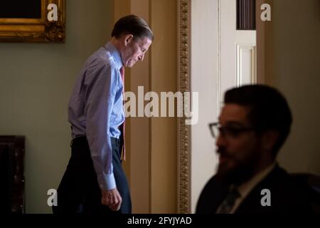 Washington, USA. Mai 2021. Senator Richard Blumenthal (D-CT) am Freitag, den 28. Mai, im US-Kapitol in Washington, DC, 2021. Nach einer späten Nacht im Senat, in der republikanische Senatoren gegen Teile eines überparteilichen Gesetzes zur chinesischen Politik einwandten, verwendeten die Republikaner den Filibuster, um ein Gesetz der Unabhängigen Kommission vom 6. Januar abzulehnen. (Graeme Sloan/Sipa USA) Quelle: SIPA USA/Alamy Live News Stockfoto