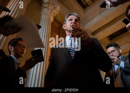 Washington, USA. Mai 2021. Senator Joe Manchin (D-WV) spricht am Freitag, den 28. Mai, im US-Kapitol in Washington, DC, mit den Medien. 2021. Nach einer späten Nacht im Senat, in der republikanische Senatoren gegen Teile eines überparteilichen Gesetzes zur chinesischen Politik einwandten, verwendeten die Republikaner den Filibuster, um ein Gesetz der Unabhängigen Kommission vom 6. Januar abzulehnen. (Graeme Sloan/Sipa USA) Quelle: SIPA USA/Alamy Live News Stockfoto