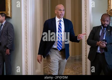 Washington, USA. Mai 2021. Senator Cory Booker (D-NJ) am Freitag, den 28. Mai, im US-Kapitol in Washington, DC, 2021. Nach einer späten Nacht im Senat, in der republikanische Senatoren gegen Teile eines überparteilichen Gesetzes zur chinesischen Politik einwandten, verwendeten die Republikaner den Filibuster, um ein Gesetz der Unabhängigen Kommission vom 6. Januar abzulehnen. (Graeme Sloan/Sipa USA) Quelle: SIPA USA/Alamy Live News Stockfoto