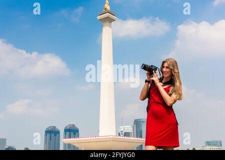 Frau fotografieren beim Sightseeing am National Monument in Jakarta, Indonesien Stockfoto