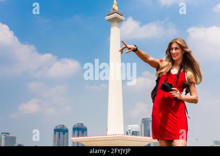 Frau fotografieren beim Sightseeing am National Monument in Jakarta, Indonesien Stockfoto