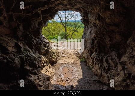 Blick aus der Clutter’s Cave in den Malvern Hills, Herefordshire / Worcestershire Stockfoto