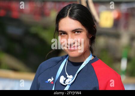 Angele UMARMUNG von Frankreich bereitet sich auf den Wettbewerb im Halbfinale Der ECA Kanuslalom C1 Europameisterschaften auf der Dora Baltea River am 9. Mai 2021 Stockfoto