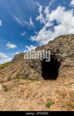 Der Eingang zur Clutter’s Cave in den Malvern Hills, Worcestershire, England Stockfoto