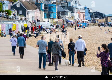 Lyme Regis, Dorset, Großbritannien. Mai 2021. Wetter in Großbritannien. Die Menschen genießen schönes warmes und sonniges Wetter im Badeort Lyme Regis, während das Feiertagswochenende ansteht. Die Stadt freut sich darauf, Urlauber und Urlauber willkommen zu heißen, da am Montag an den Feiertagen an der Südküste sengende heiße Sonne erwartet wird. Kredit: Celia McMahon/Alamy Live Nachrichten Stockfoto