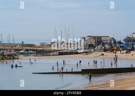 Lyme Regis, Dorset, Großbritannien. Mai 2021. Wetter in Großbritannien. Die Menschen genießen schönes warmes und sonniges Wetter im Badeort Lyme Regis, während das Feiertagswochenende ansteht. Die Stadt freut sich darauf, Urlauber und Urlauber willkommen zu heißen, da am Montag an den Feiertagen an der Südküste sengende heiße Sonne erwartet wird. Kredit: Celia McMahon/Alamy Live Nachrichten Stockfoto