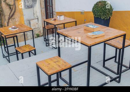 OBIDOS, PORTUGAL - 11. OKTOBER 2017: Tisch eines Cafés mit Büchern im Dorf Obidos. Stockfoto