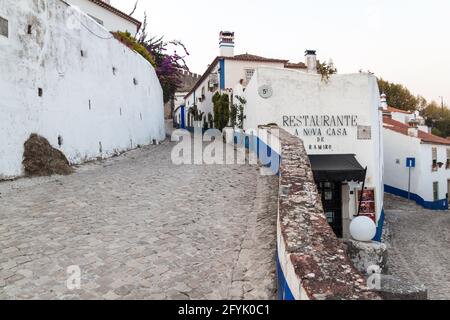 OBIDOS, PORTUGAL - 11. OKTOBER 2017: Enge gepflasterte Straßen im Dorf Obidos. Stockfoto