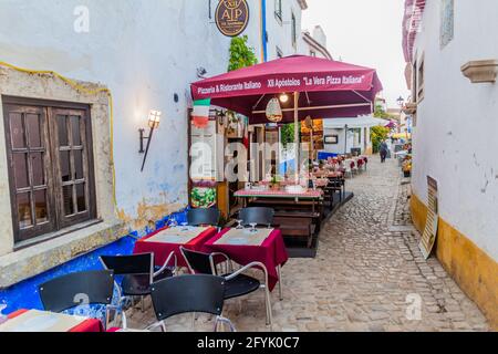 OBIDOS, PORTUGAL - 11. OKTOBER 2017: Open-Air-Restaurant im Dorf Obidos. Stockfoto