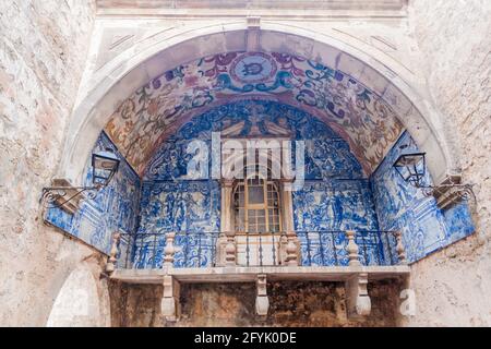 OBIDOS, PORTUGAL - 11. OKTOBER 2017: Porta da Vila Stadttor im Dorf Obidos. Stockfoto