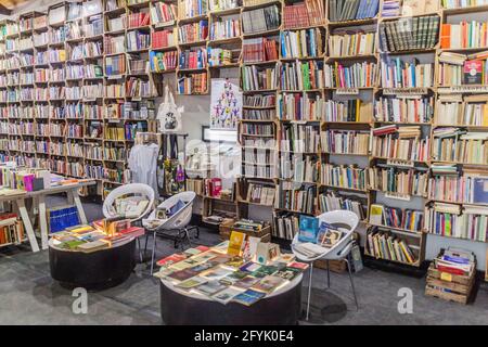 OBIDOS, PORTUGAL - 11. OKTOBER 2017: Innenansicht der Buchhandlung Livraria do Mercado im Dorf Obidos. Stockfoto