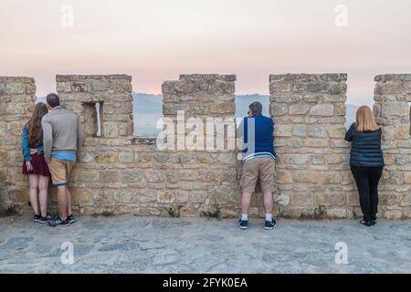 OBIDOS, PORTUGAL - 11. OKTOBER 2017: Touristen an den Befestigungsmauern des Dorfes Obidos. Stockfoto