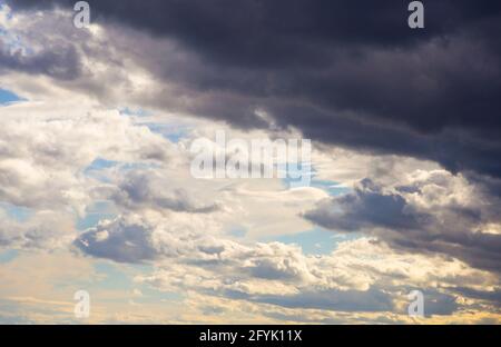 Dunkelweiße Wolken Hintergrund vor Gewitter und Regen Stockfoto