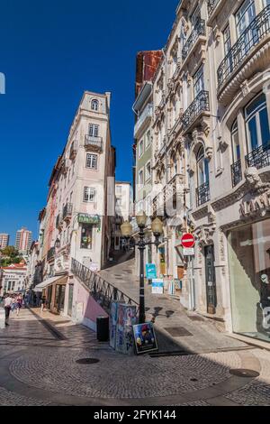 COIMBRA, PORTUGAL - 13. OKTOBER 2017: Enge Straßen im Zentrum von Coimbra. Stockfoto