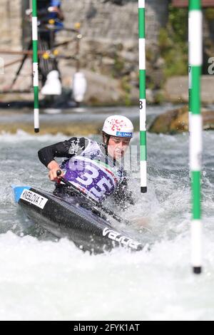 Tereza KNEBLOVA aus der Tschechischen Republik nimmt an der Frauenkane Teil (C1) Halbfinale während der ECA Kanuslalom Europameisterschaft auf Die Dora Baltea Stockfoto