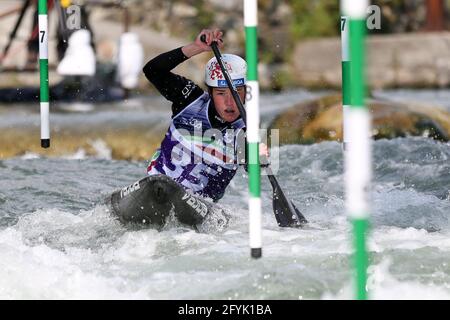 Tereza KNEBLOVA aus der Tschechischen Republik nimmt an der Frauenkane Teil (C1) Halbfinale während der ECA Kanuslalom Europameisterschaft auf Die Dora Baltea Stockfoto