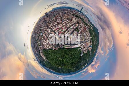 Kleines Planet 360 Kugelfoto von Taipei City und Taipei 101 direkt vor Sonnenuntergang Stockfoto