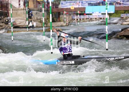 Tereza KNEBLOVA aus der Tschechischen Republik nimmt an der Frauenkane Teil (C1) Halbfinale während der ECA Kanuslalom Europameisterschaft auf Die Dora Baltea Stockfoto