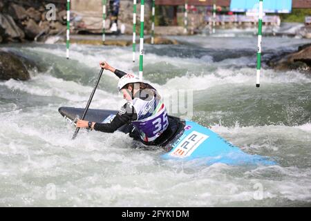 Tereza KNEBLOVA aus der Tschechischen Republik nimmt an der Frauenkane Teil (C1) Halbfinale während der ECA Kanuslalom Europameisterschaft auf Die Dora Baltea Stockfoto