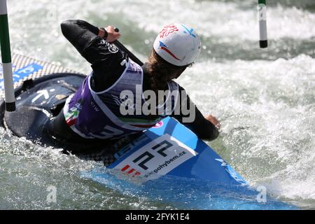 Tereza KNEBLOVA aus der Tschechischen Republik nimmt an der Frauenkane Teil (C1) Halbfinale während der ECA Kanuslalom Europameisterschaft auf Die Dora Baltea Stockfoto