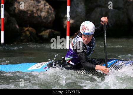 Tereza KNEBLOVA aus der Tschechischen Republik nimmt an der Frauenkane Teil (C1) Halbfinale während der ECA Kanuslalom Europameisterschaft auf Die Dora Baltea Stockfoto