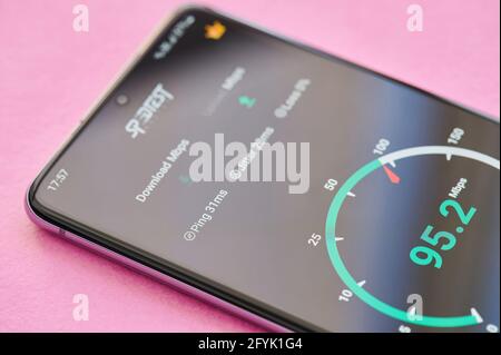 New york, USA - 23. April 2021: Überprüfung der Internet-Geschwindigkeit mit App auf dem Smartphone-Bildschirm Makro Nahaufnahme Stockfoto