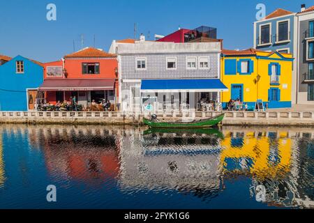 AVEIRO, PORTUGAL - 14. OKTOBER 2017: Farbenfrohe Gebäude am Canalside in Aveiro, Portugal Stockfoto