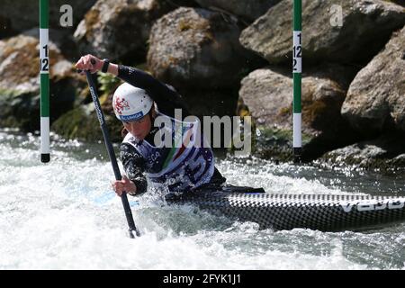 Tereza KNEBLOVA aus der Tschechischen Republik nimmt an der Frauenkane Teil (C1) Halbfinale während der ECA Kanuslalom Europameisterschaft auf Die Dora Baltea Stockfoto