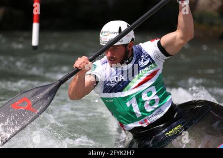 Thomas KOECHLIN aus der Schweiz tritt beim Herrencanner an (C1) Halbfinale während der ECA Kanuslalom Europameisterschaften auf der Dora Baltea River Stockfoto