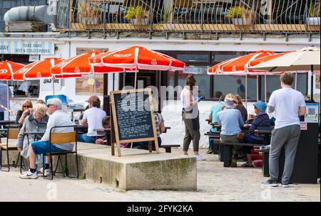 Lyme Regis, Dorset, Großbritannien. Mai 2021. Wetter in Großbritannien. Die Menschen genießen schönes warmes und sonniges Wetter im Badeort Lyme Regis, während das Feiertagswochenende ansteht. Die Stadt freut sich darauf, Urlauber und Urlauber willkommen zu heißen, da am Montag an den Feiertagen an der Südküste sengende heiße Sonne erwartet wird. Kredit: Celia McMahon/Alamy Live Nachrichten Stockfoto