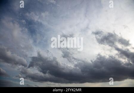 Schweres Wolkenbild-Konzept. Schwarze Regenwolken am Himmel als Hintergrund. Bedeckter Himmel, abstrakter leerer Horizont, dunkler Cumulus, schlechtes stürmisches Wetter, Kopierer Stockfoto
