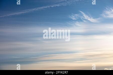 Himmlischer Frieden. Klarer blauer Himmel mit einigen weißen Wolken im Hintergrund. Abstrakt leerer heller Horizont, Sommertag, Wolkenlandschaft, Luftumgebung, befreit Stockfoto