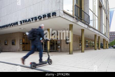 Hamburg, Deutschland. Mai 2021. Die Hamburgische Staatsoper wird nach der Coronapause mit der Oper Agrippina wieder eröffnet. Durch die Corona-Schutzmaßnahmen werden jedoch die Anzahl der Zuschauer und die Sicherheitsabstände im Zuschauerraum reduziert. Quelle: Markus Scholz/dpa/Alamy Live News Stockfoto