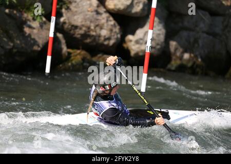 Marjorie DELASSUS aus Frankreich nimmt an der Kanubestufe der Frauen Teil (C1) Halbfinale während der ECA Kanuslalom Europameisterschaften auf der Dora Baltea River Stockfoto