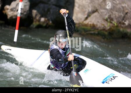 Marjorie DELASSUS aus Frankreich nimmt an der Kanubestufe der Frauen Teil (C1) Halbfinale während der ECA Kanuslalom Europameisterschaften auf der Dora Baltea River Stockfoto