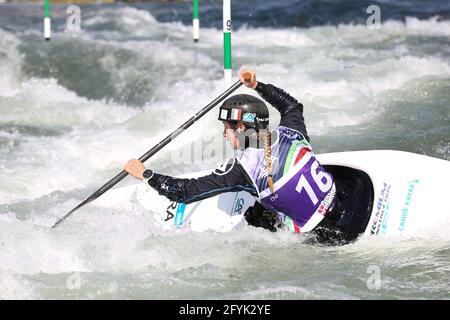 Marjorie DELASSUS aus Frankreich nimmt an der Kanubestufe der Frauen Teil (C1) Halbfinale während der ECA Kanuslalom Europameisterschaften auf der Dora Baltea River Stockfoto