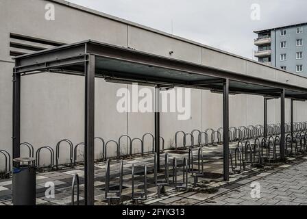 Fahrradständer vor einem Schulcampus. Stockfoto