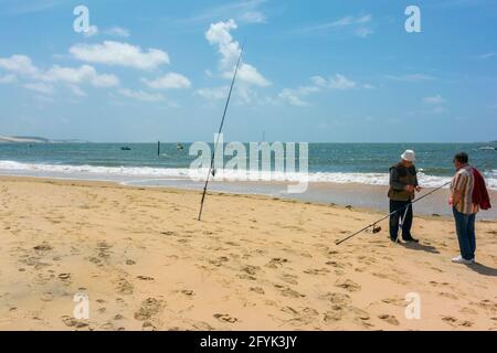 Arcachon, Frankreich,Touristen zu Besuch, Strandszenen, Urlaub, Französischer Mann Angeln im Meer, Außenansicht Stockfoto