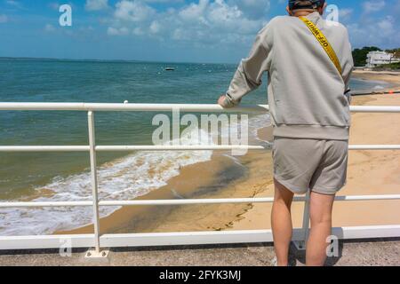 Arcachon, Frankreich, Chinesische Touristen Zu Besuch, Strandszenen, Urlaub, Mann von hinten, der den Strand anschaut Stockfoto