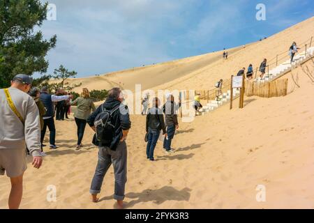 Arcachon, Frankreich, Gruppen von Touristen zu besuchen, Strandszenen, Urlaub, die Düne von Pilat (Grande Dune du Pilat) höchste Sanddüne in Europa, in La Teste-de-Buch in der Bucht von Arcachon, Stockfoto