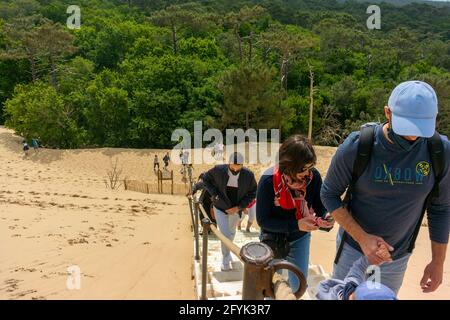 Arcachon, Frankreich, Gruppen von Touristen zu besuchen, Strandszenen, Urlaub, die Düne von Pilat (Grande Dune du Pilat) höchste Sanddüne in Europa, in La Teste-de-Buch in der Bucht von Arcachon, Stockfoto